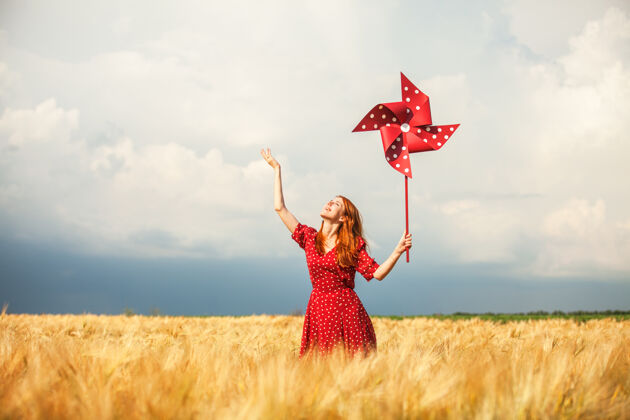 乌克兰红发女孩和玩具风力涡轮机时尚情感风