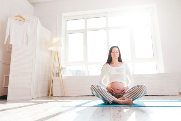生活方式孕妇在家做瑜伽运动父母健身