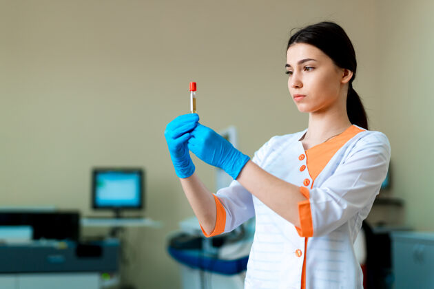 实验室漂亮的女实验室助理分析血样的画像护士专业液体