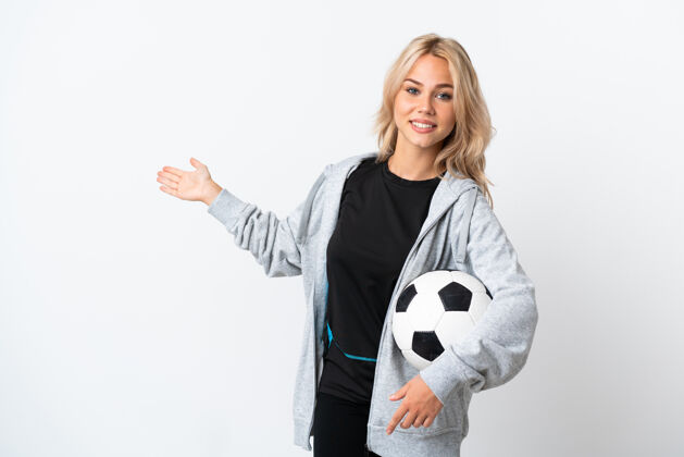 来年轻的俄罗斯女子踢足球孤立地对白色伸出手来邀请身边的人休闲球员比赛