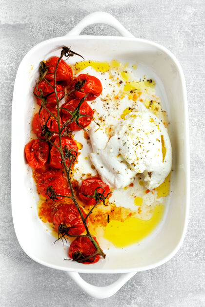 香草水牛摩扎雷拉配烤番茄和橄榄油板视图从上面新鲜营养膳食