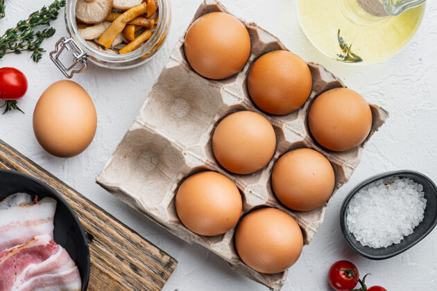 蛋壳新鲜鸡蛋放在纸上鸡蛋盒上 白色的家禽配料生的