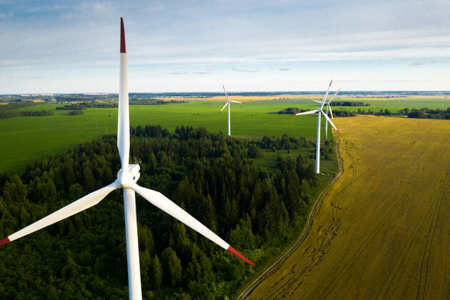 效率森林和田野上的风车涡轮生产电力