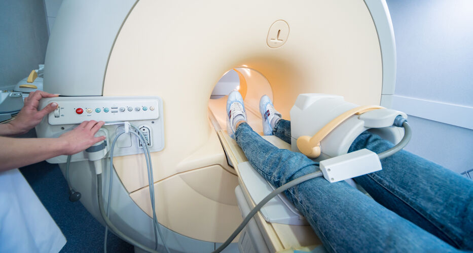 医生放射科医生为病人做膝关节核磁共振检查做准备检查治疗病人