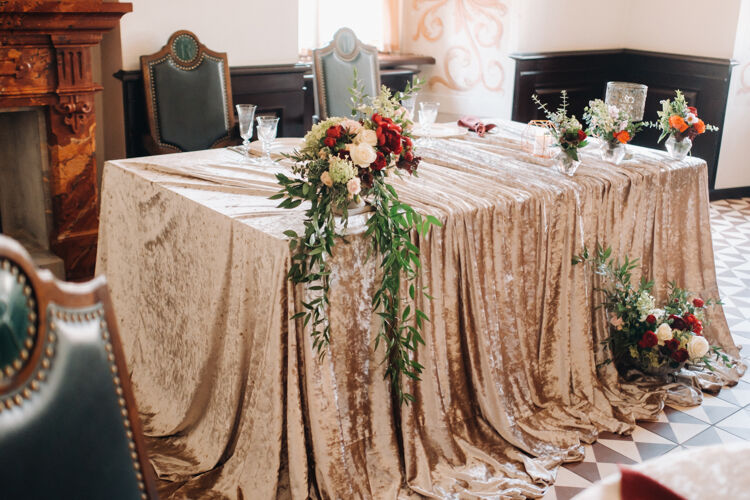 玫瑰婚礼桌上装饰着鲜花 在城堡的桌子上 餐桌上装饰着烛光晚餐浪漫盘子花束