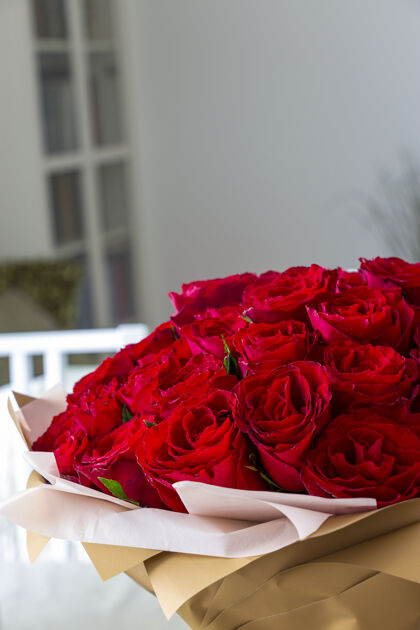 花瓣红玫瑰大花束床情人节礼物天概念浪漫早晨红色礼物鲜花