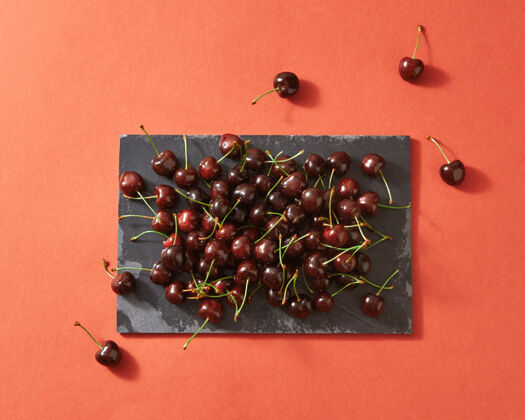 板深色石头板上红色成熟樱桃的夏季浆果背景五颜六色樱桃清洁饮食