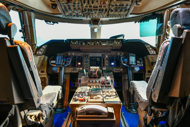 航空公司现代仪器在驾驶舱飞机内部视图内部机长驾驶