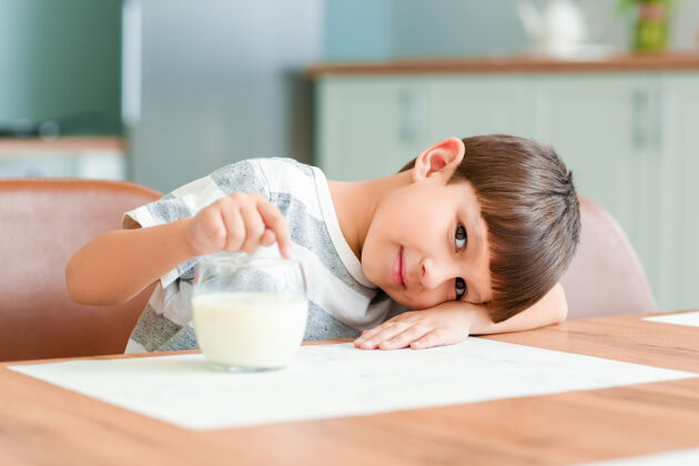 美味厨房里拿牛奶的小男孩男孩房子自然