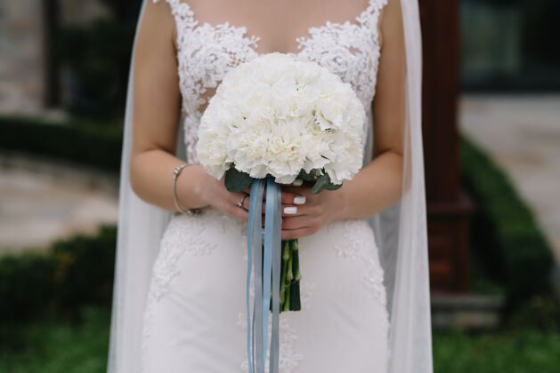 礼服新娘身穿白色婚纱 手拿花束玫瑰花爱情