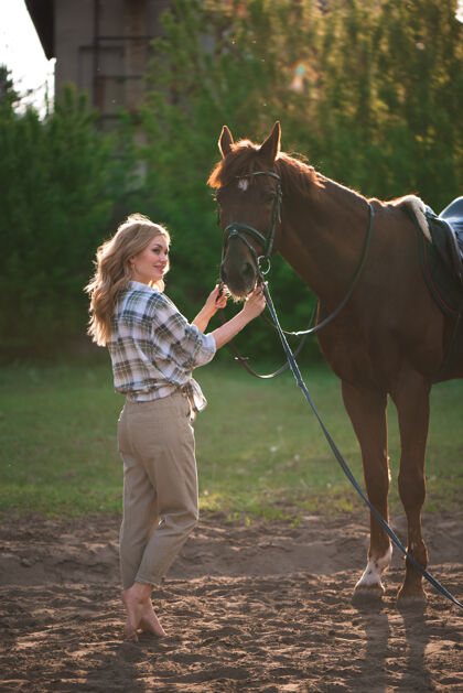 肖像美丽的女孩和马蹄和她最喜欢的主人一起骑马的年轻少女马马术美丽