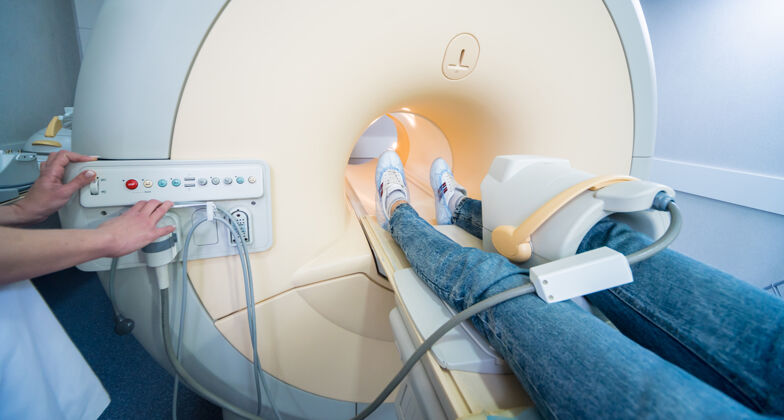 医生放射科医生为病人做膝关节核磁共振检查做准备检查治疗病人