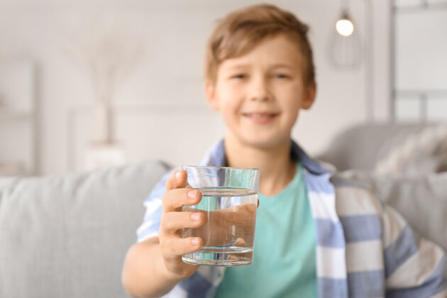 健康可爱的小男孩在家喝水可爱矿物健康