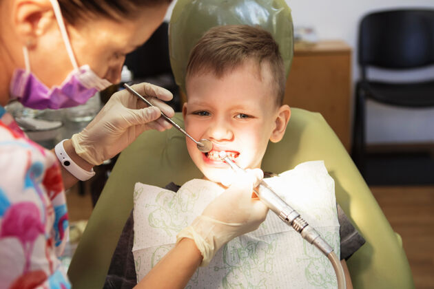 预防一个小男孩在牙科诊所的牙医招待会上诊所.儿童儿童牙科口腔牙线印章