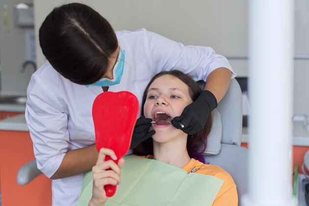牙科少女在牙科诊所治疗牙齿 咨询口腔正畸医师 健康牙齿 医疗保健理念青少年牙齿白人