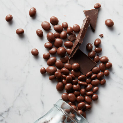 球巧克力球和巧克力块放在大理石表面美味乳白色不同