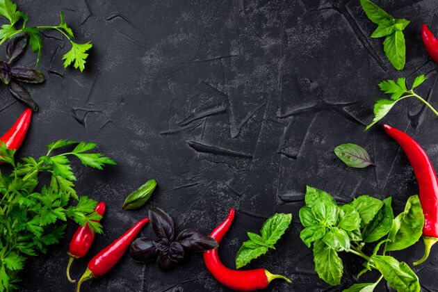 草药黑底罗勒 欧芹和红辣椒——黑色食物背景胡椒厨房香料