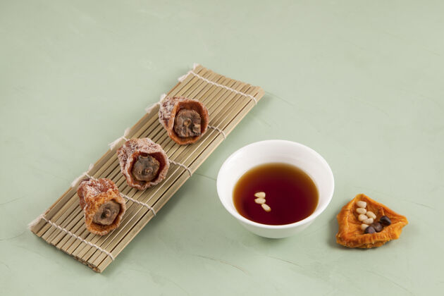 美味Sujeonggwa-韩国潘趣酒 肉桂和柿子干茶碗食物