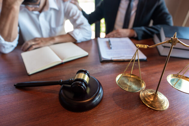 法律书籍律师与客户讨论合同文件与黄铜规模法庭供述判决