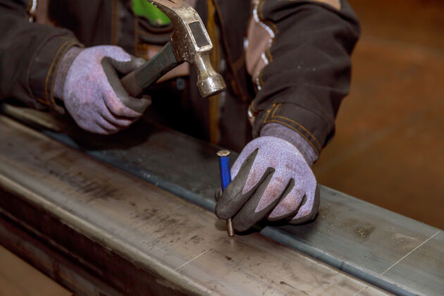 工作锤子 钉子冲孔标记在金属表面上用正方形和卡尺钻孔标记精度金属加工
