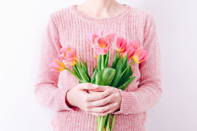 花手里拿着一束春天的粉色郁金香的女人成人美甲浪漫