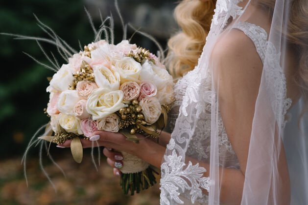 爱情新娘身着白色婚纱 手持一束鲜花自然玫瑰新娘
