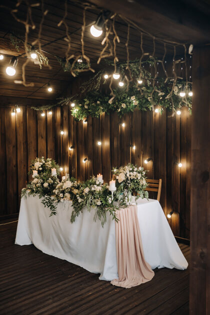 地方婚礼桌上装饰着鲜花 在城堡的桌子上 餐桌上装饰着烛光晚餐烛台组成蜡烛