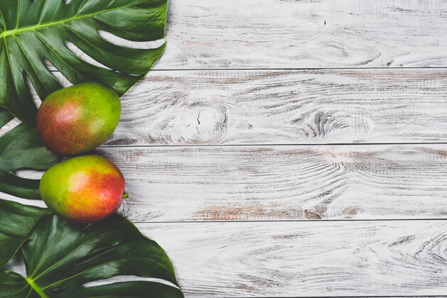 甜点芒果.热带水果.on木制的桌面查看美食热带有机