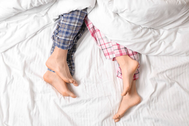 男人躺在床上的年轻夫妇 顶视图休闲丈夫男人
