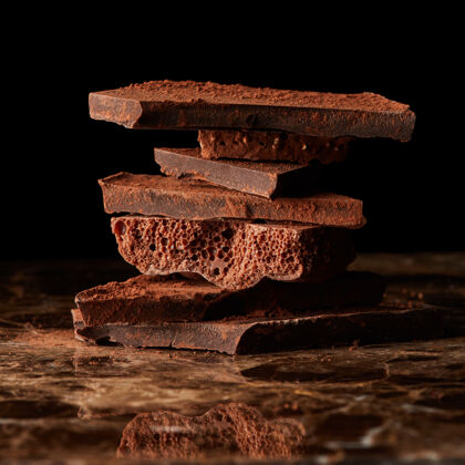 堆一堆碎巧克力放在黑色大理石表面营养棒诱惑