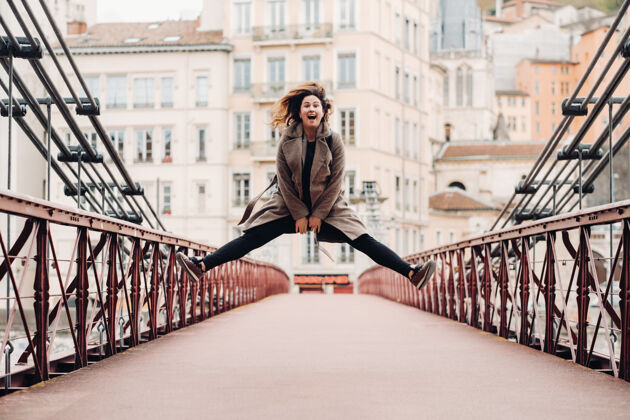 情感北京老城区 一个穿着外套 头发垂下的女孩情绪激动地跳到桥上里昂 法国 女孩在法国穿着外套街道头发休闲
