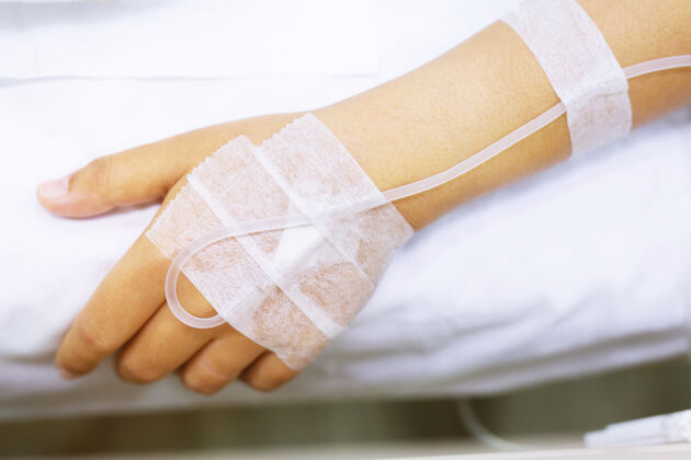 不健康特写镜头聚焦在病床上与病人握手鼓励病床上的鼓励保险急诊人寿保险