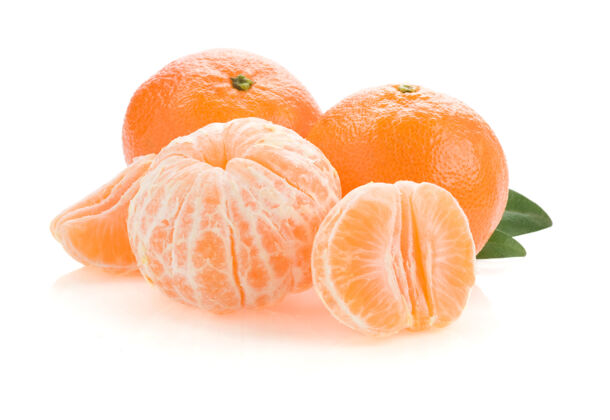 壶橘子和橘子片隔离在白色上玻璃成熟柑橘