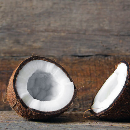 可可木头上的椰子桌子切碎的椰子硬切营养