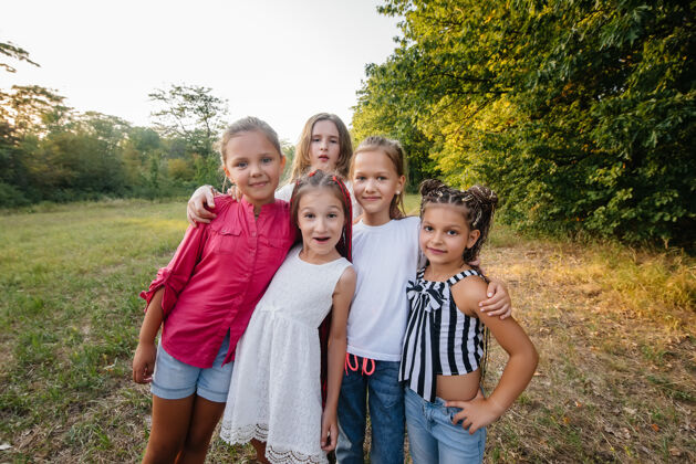 线日落时分 一群快乐的女孩在公园里微笑玩耍公司友谊漂亮