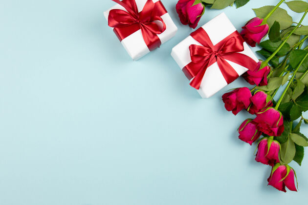 纸情人节 婚礼或母亲节公寓里摆放着红丝带 玫瑰和淡蓝色心形的礼盒婚礼爱情人节