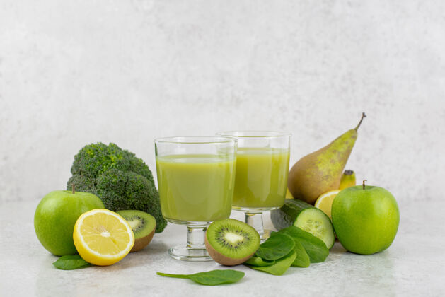 混合含有机成分的健康绿色冰沙 健康饮食和营养 生活方式 素食主义者 碱性饮料厨房生菜