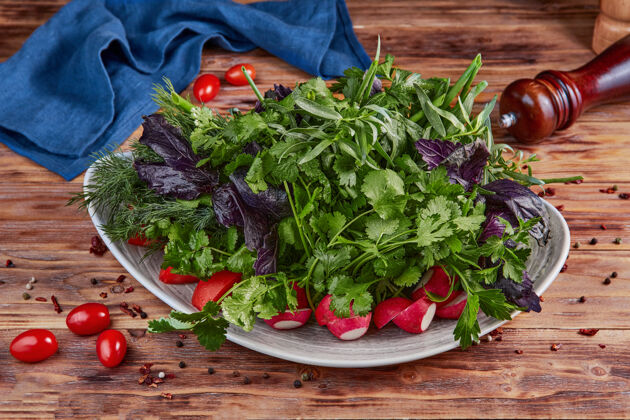 营养健康蔬菜沙拉配新鲜蔬菜和香草 木制菜肴碗沙拉
