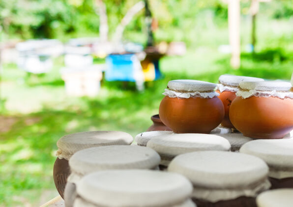 罐在养蜂场用粘土罐装蜂蜜充分重复文化