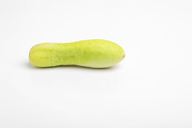 蔬菜两个黄瓜在一个孤立的白色背景上农业美味营养