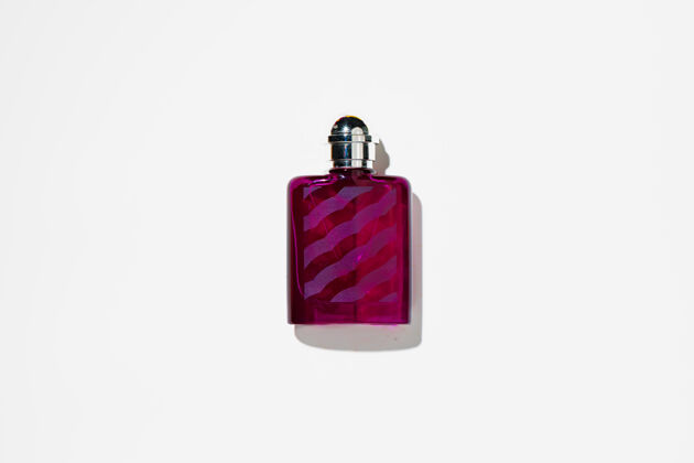 礼品灰色背景上的香水玻璃瓶顶视图香水喷雾器香水