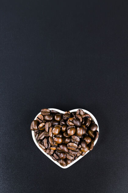 室内天然的新鲜烘焙咖啡豆 可用于研磨和用磨碎的咖啡制作芳香的咖啡咖啡中间交叉