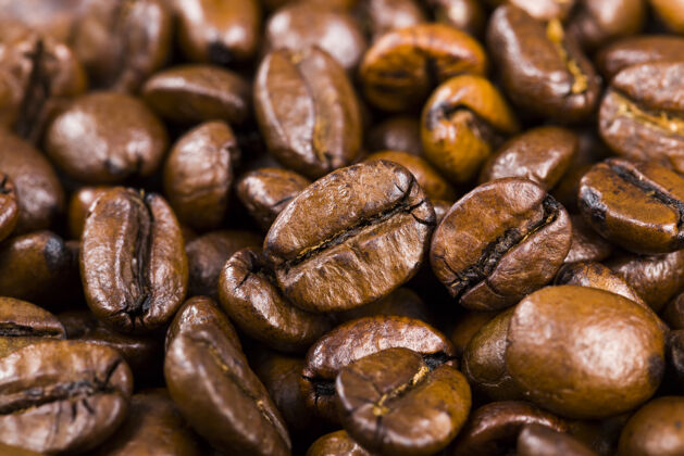 自然天然的新鲜烘焙咖啡豆 可用于研磨和用磨碎的咖啡制作芳香的咖啡味道黑暗冲泡
