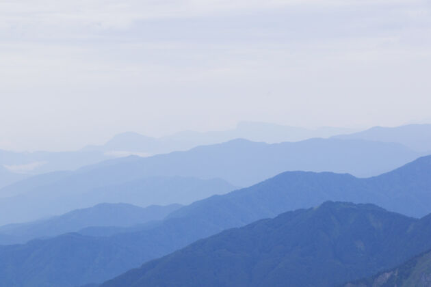 山山脉景观 地平线和丘陵 蓝色渐变山脊自然峰