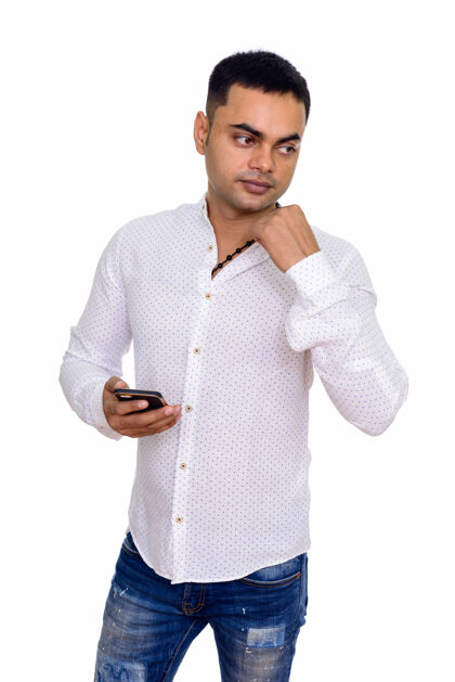 通信年轻帅气的印度男人用手机隔空对着空格20岁持有连接
