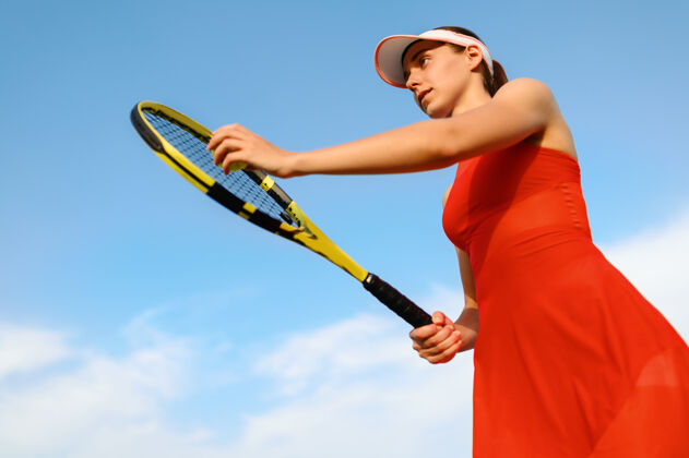 人女子网球运动员在室外准备击球court.活动健康的生活方式 体育比赛 球拍健身训练运动员人乐趣