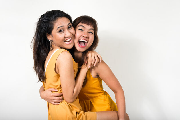 女同性恋两个年轻的亚洲女人一起对抗白色空间情侣朋友关系
