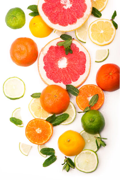 成熟柑橘背景新鲜柑橘类水果-柠檬 橙子 酸橙 葡萄柚的白色背景葡萄柚叶子吃