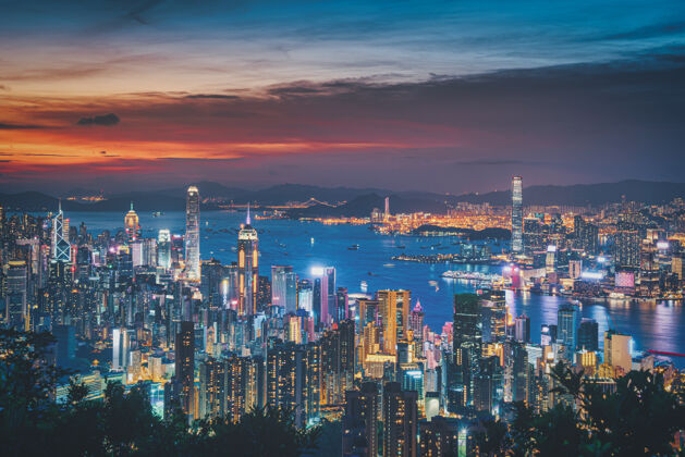城市从山上看日落 香港城在壮观的天空中天际线城市日落