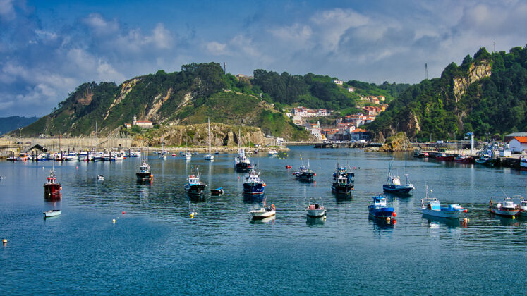 城镇库迪勒罗 西班牙-2020年7月8日：渔船在渔港从cudillero.view视图库迪勒罗是西班牙最美丽的村庄之一 也是西班牙阿斯图里亚斯地区最具旅游价值的地方之一风景风景海洋